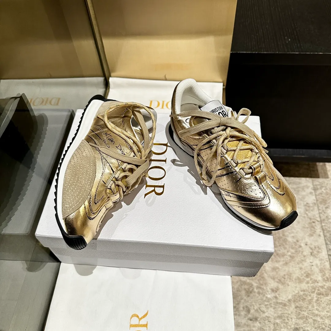 👟👟Ex-factory price 560👟👟, 2025, new series, this Dior, C'est sneaker shows eye-catching and fashionable style. Carefully crafted, the 3D printed design of the upper is super fashionable, and the details also add a touch of elegance. The lightweight two-tone sole offers exceptional comfort and sporty style. Can add a stylish touch to any casual look. The tongue and sole are decorated with the Christian Paris logo, and the cowhide design is styled. Women's size 35-40